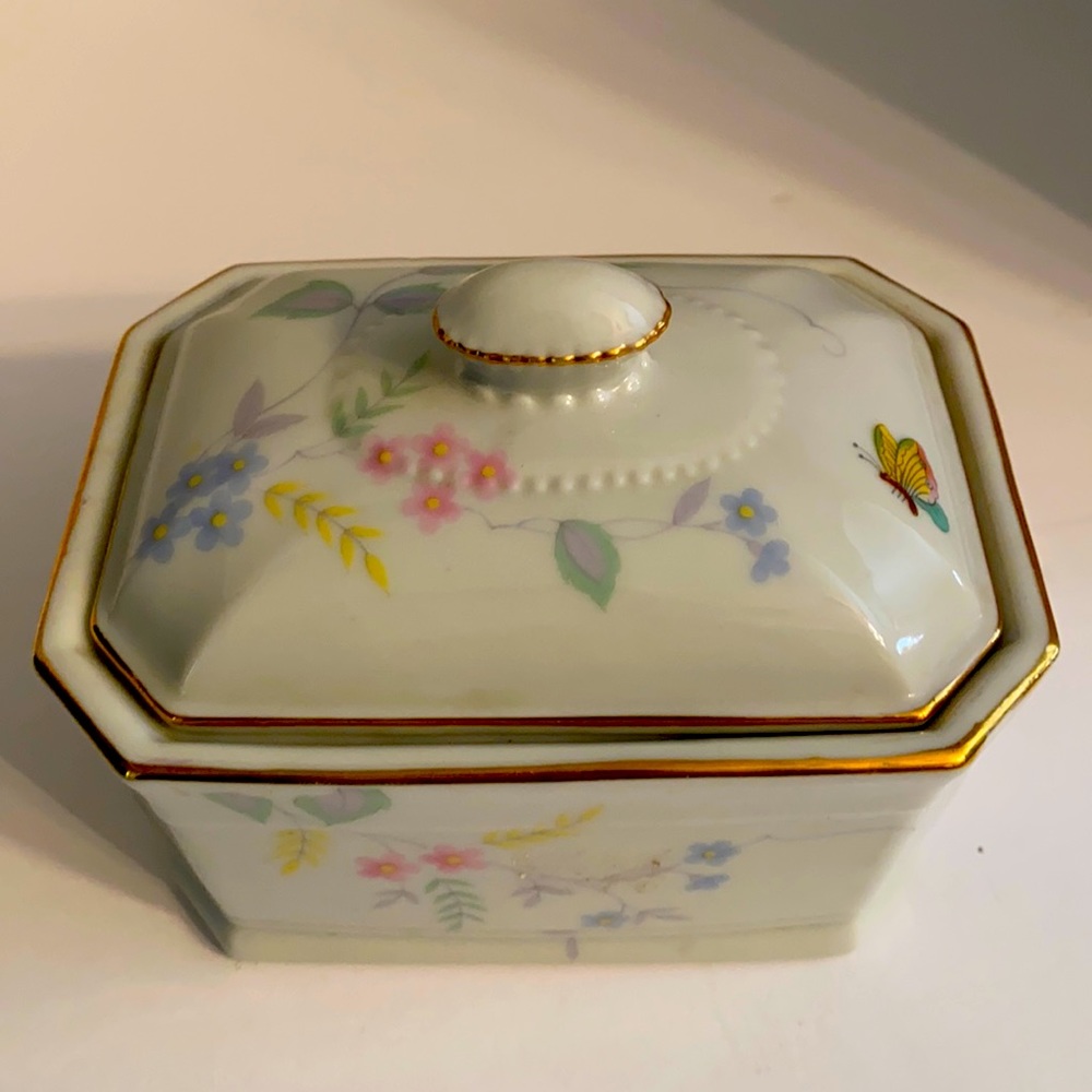 Light flower trinket box. Kakumo China. Japan